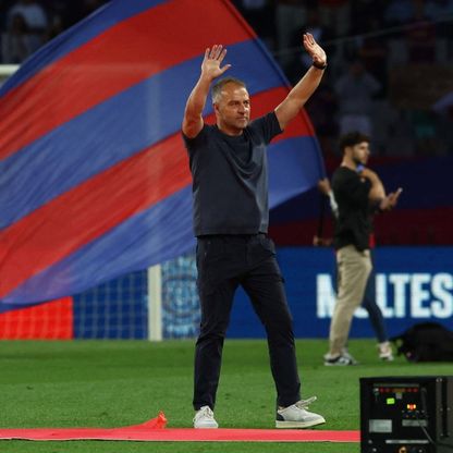 متى يعلن برشلونة تمديد عقد فليك؟