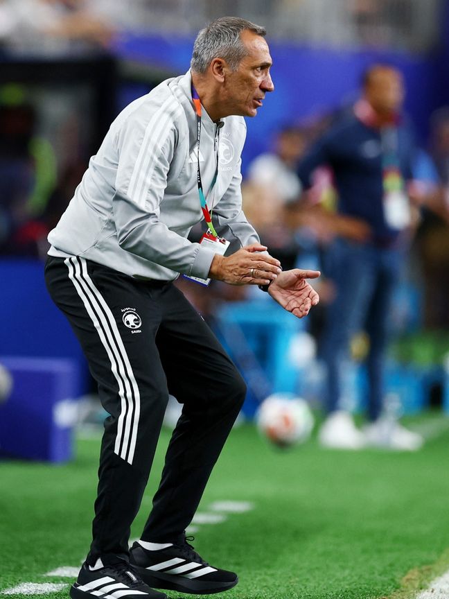 دونيس يقرر استدعاء لاعب وسط الاتحاد بدلاً من مصعب الجوير