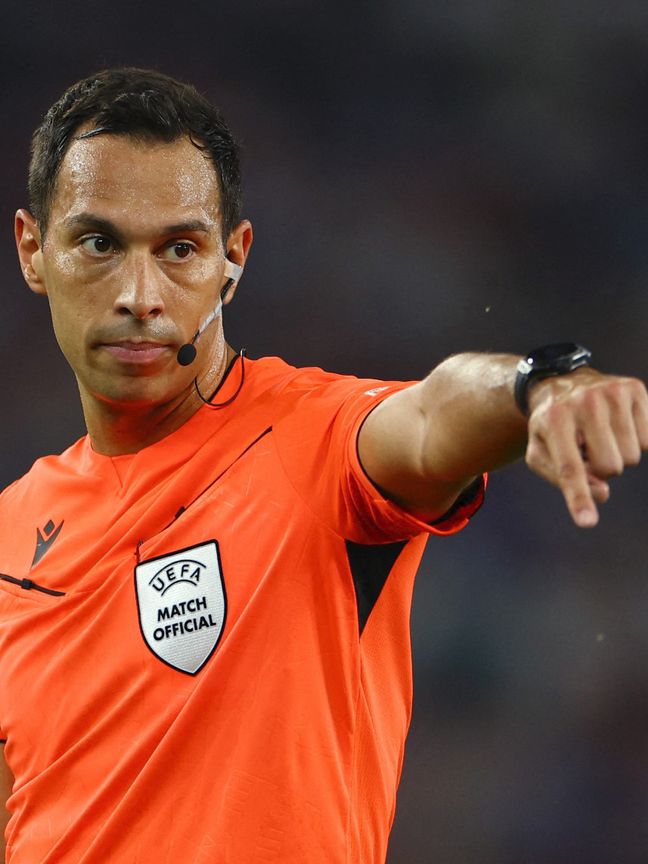 حكم البطاقات الحمراء العشر يدير مباراة الهلال وريال مدريد
