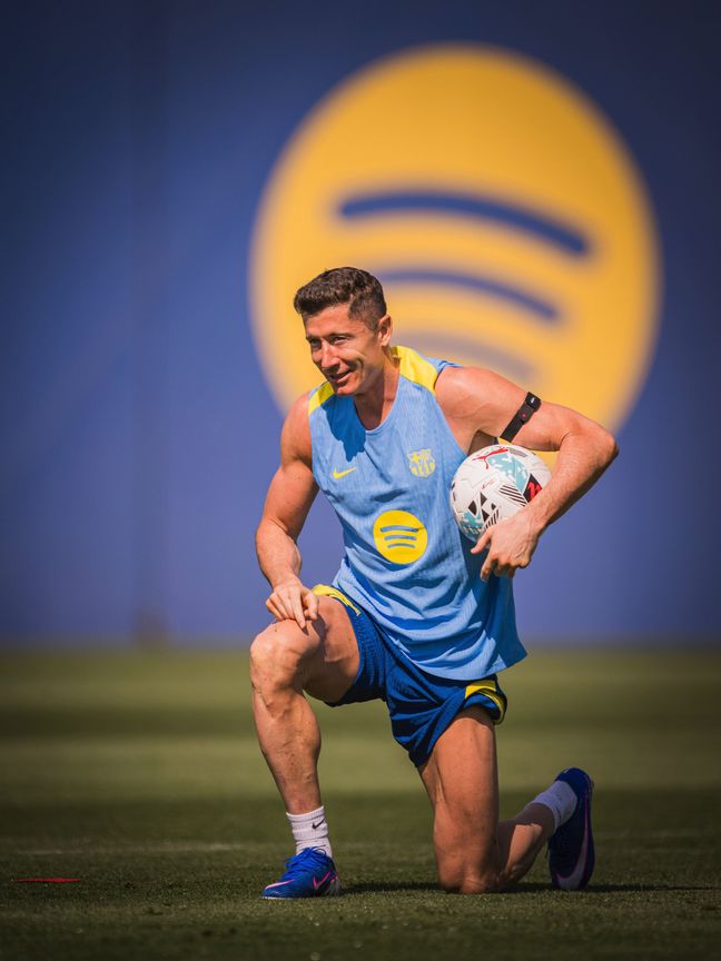 غضب بولندي بشأن روبرت ليفاندوفسكي: كيف تسمح لبرشلونة بمعاملتك بهذه الطريقة؟