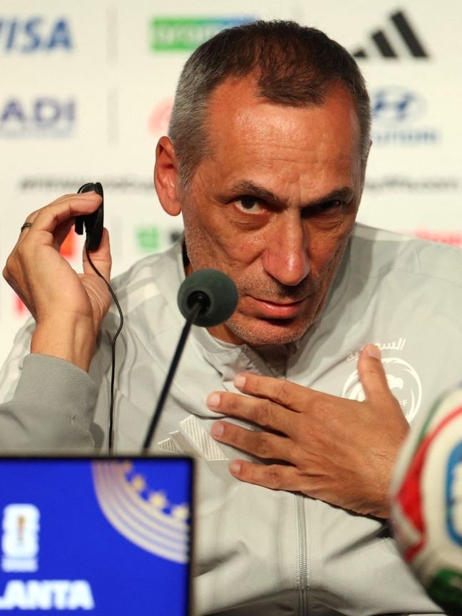 دونيس واثق في نجاحه مع المنتخب السعودي ويحذر وسائل الإعلام