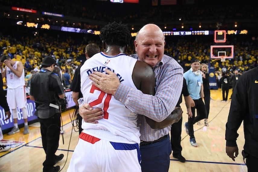 بالمر يعانق أحد لاعبي فريقه لوس أنجلوس كليبرز, AFP