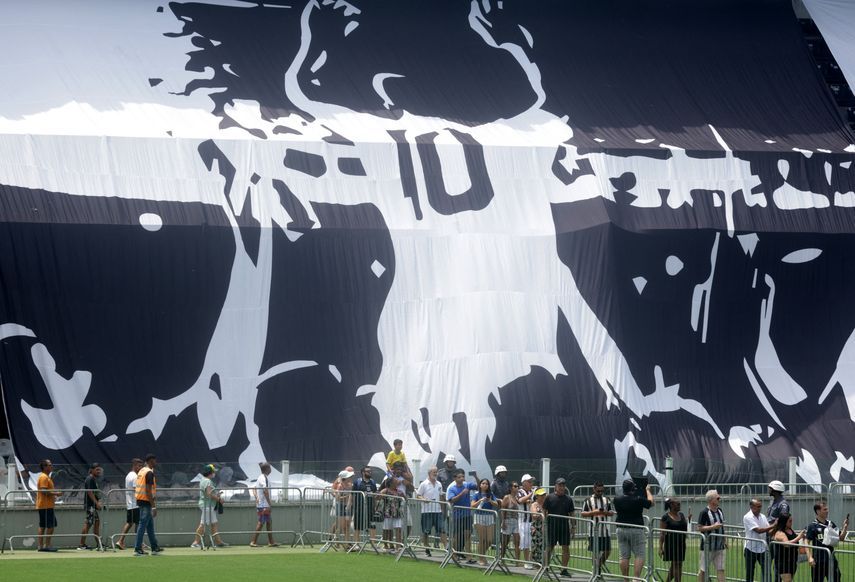 لافتة كبيرة لبيليه داخل ملعب بيلميرو حيث تقام مراسم دفن أسطورة الكرة البرازيلية - 2 يناير 2023
