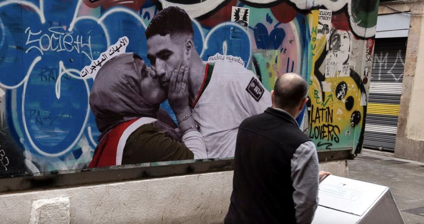 قُبلة والدة أشرف حكيمي تتحول إلى جدارية جرافيتي في المغرب