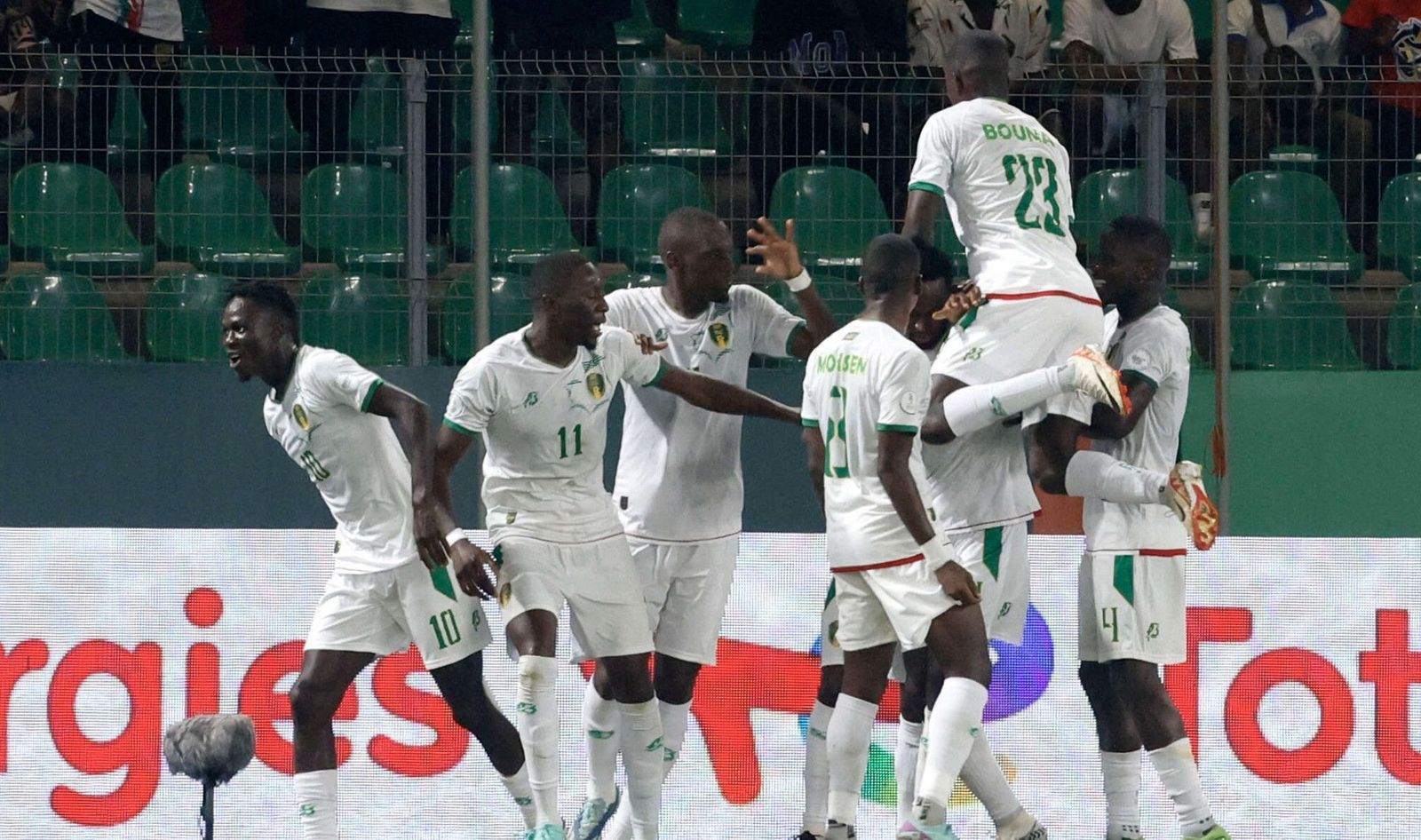 احتفالية منتخب موريتانيا بالتسجيل أمام الجزائر في ثالث جولات كأس أمم إفريقيا 2023