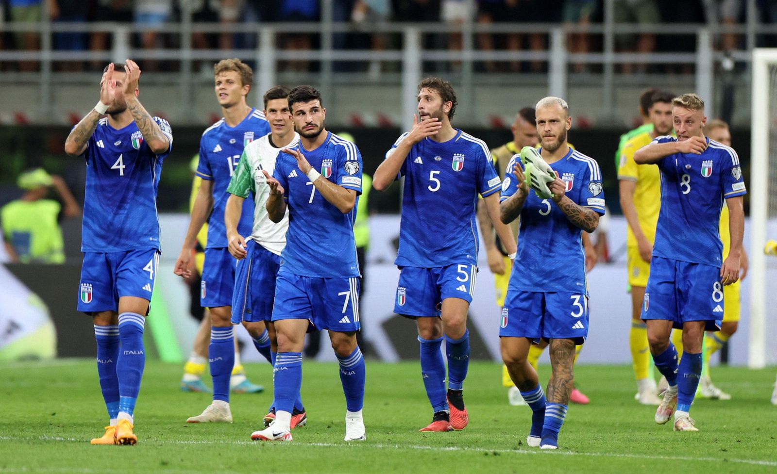 لاعبو إيطاليا يوجهون التحية للجمهور بعد الفوز على أوكرانيا - 12 سبتمبر 2023