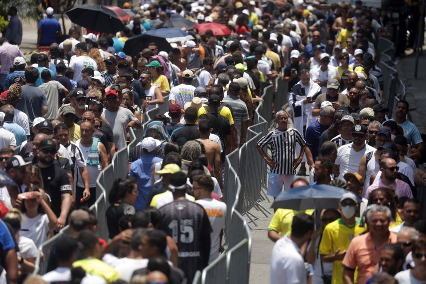 آلاف من أنصار نادي سانتوس يتوافدون على ملعب 