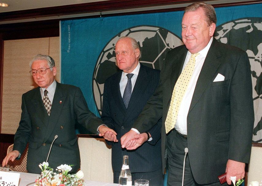 رئيس الفيفا جواو هافيلانج (وسط) ونائبه لينارت يوهانسون ورئيس الاتحاد الياباني لكرة القدم كين ناغانوما - 24 نوفمبر 1997