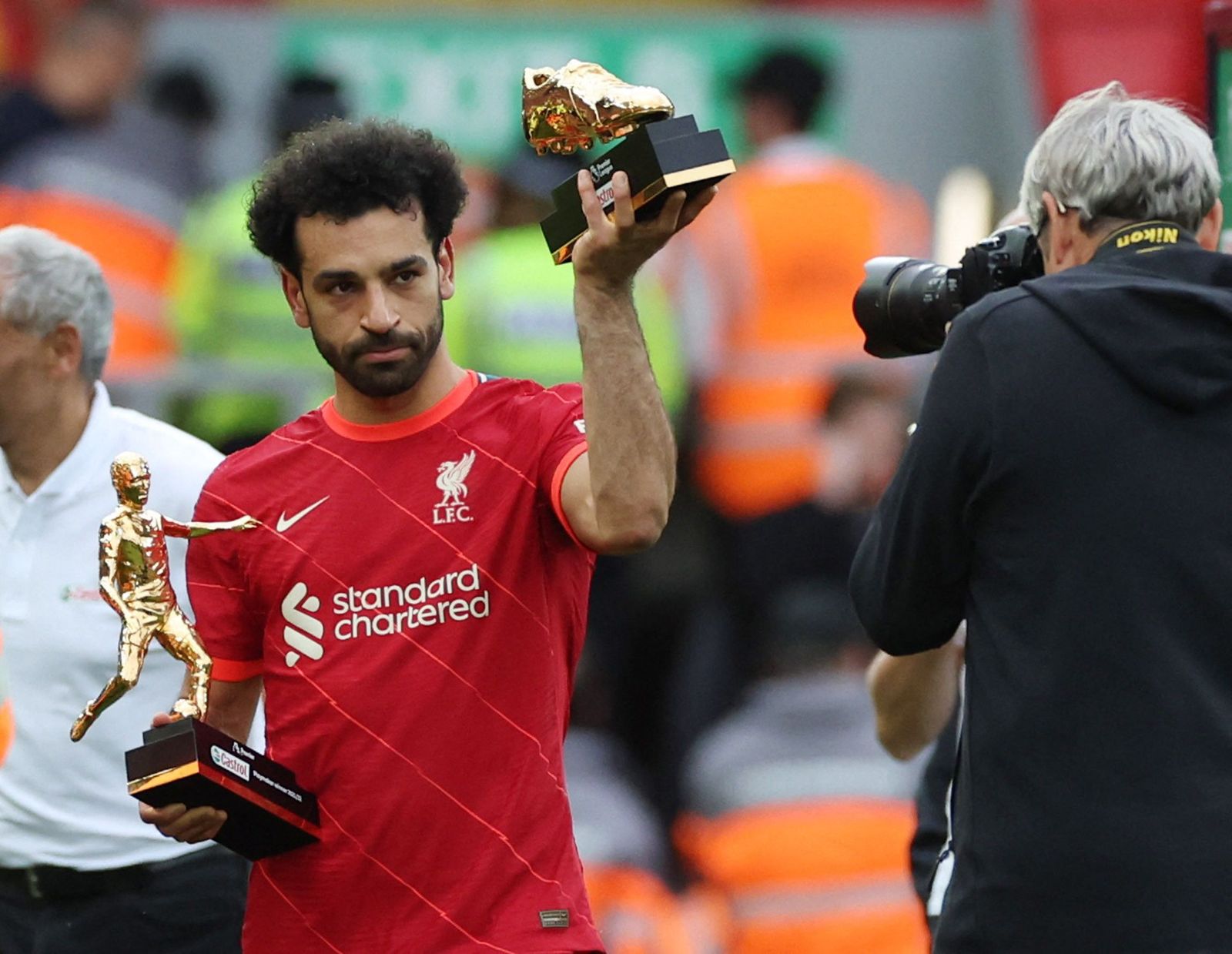محمد صلاح مهاجم ليفربول يحمل جائزة الحذاء الذهبي وجائزة أكثر اللاعبين صناعة للأهداف في الدوري الإنجليزي الممتاز لموسم 2021-2022، 22 مايو 2022