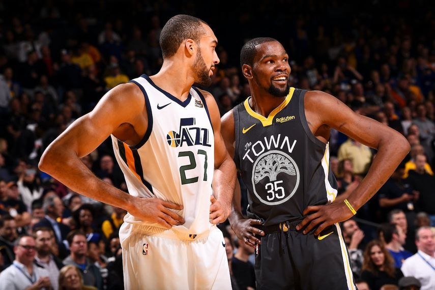 رودي جوبير (يسار) الى جانب كيفن دورانت (يمين) خلال إحدى المباريات - AFP