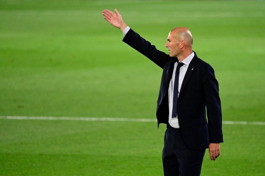 الفرنسي زين الدين زيدان مدرب ريال مدريد الإسباني خلال مباراة فالنسيا في الليغا - AFP