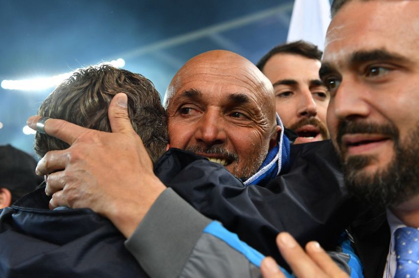 لوتشيانو سباليتي مدرب نابولي يحتفل بعد تتويج الفريق بالدوري الإيطالي - 4 مايو 2023 