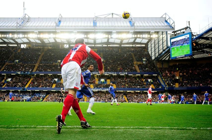 لحظة انطلاق الكرة باتجاه مرمي تشيلسي في واحدة من رميات روري - Reuters