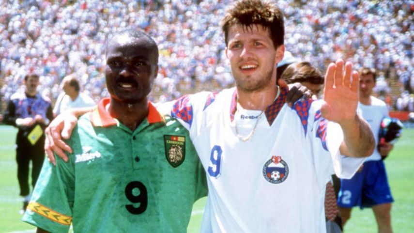 أوليج سالينكو رفقة روجيه ميلا - روسيا ضد الكاميرون في كأس العالم 1994