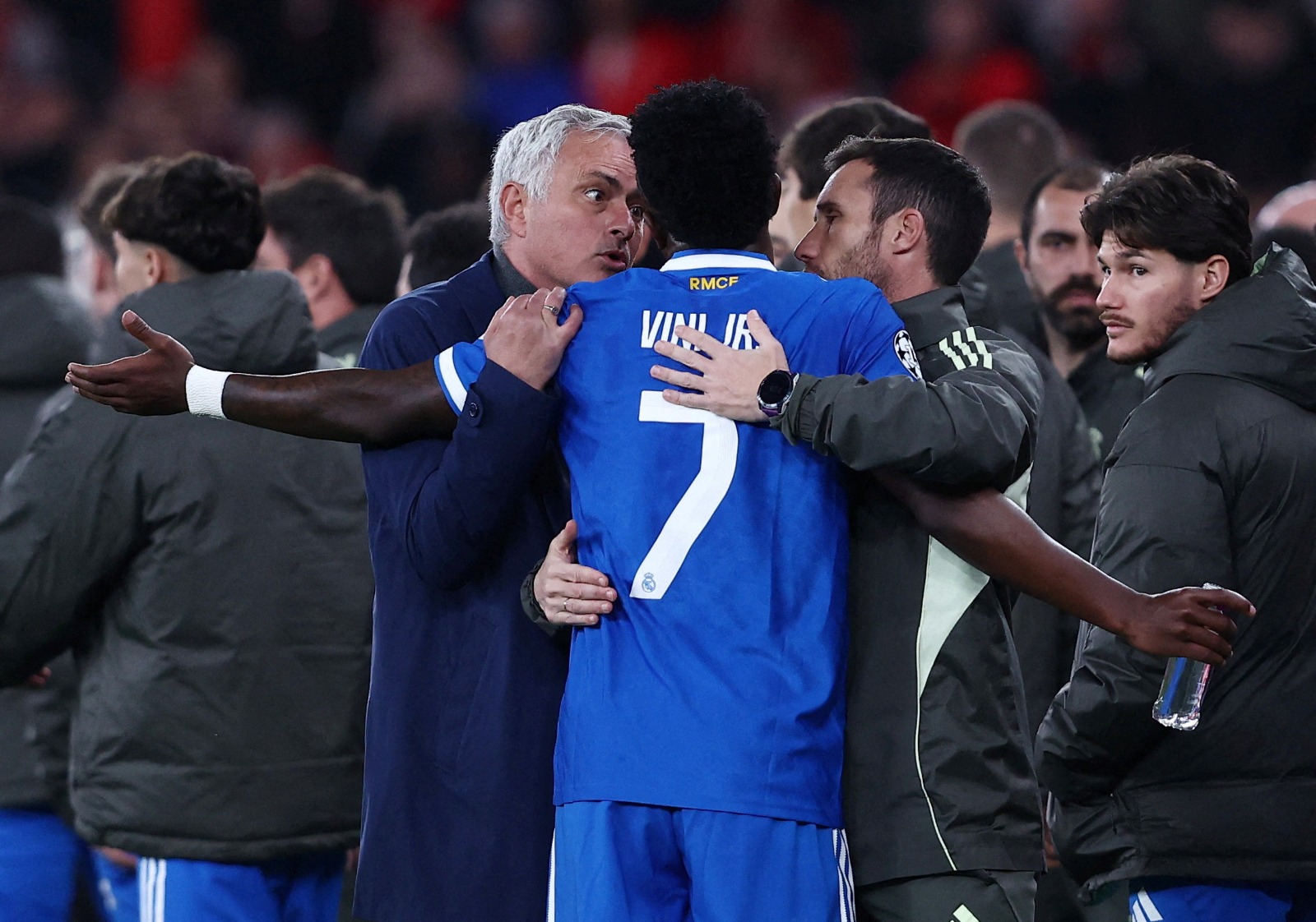 جوزيه مورينيو مدرب بنفيكا يتحدث مع فينيسيوس جونيور لاعب ريال مدريد خلال مواجهتهما بدوري أبطال أوروبا - 19 فبراير 2026