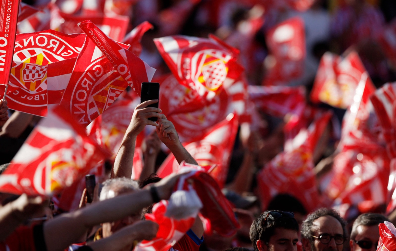 أعلام جيرونا في المدرجات احتفالاً بالتأهل لأول مرة إلى دوري أبطال أوروبا 2024