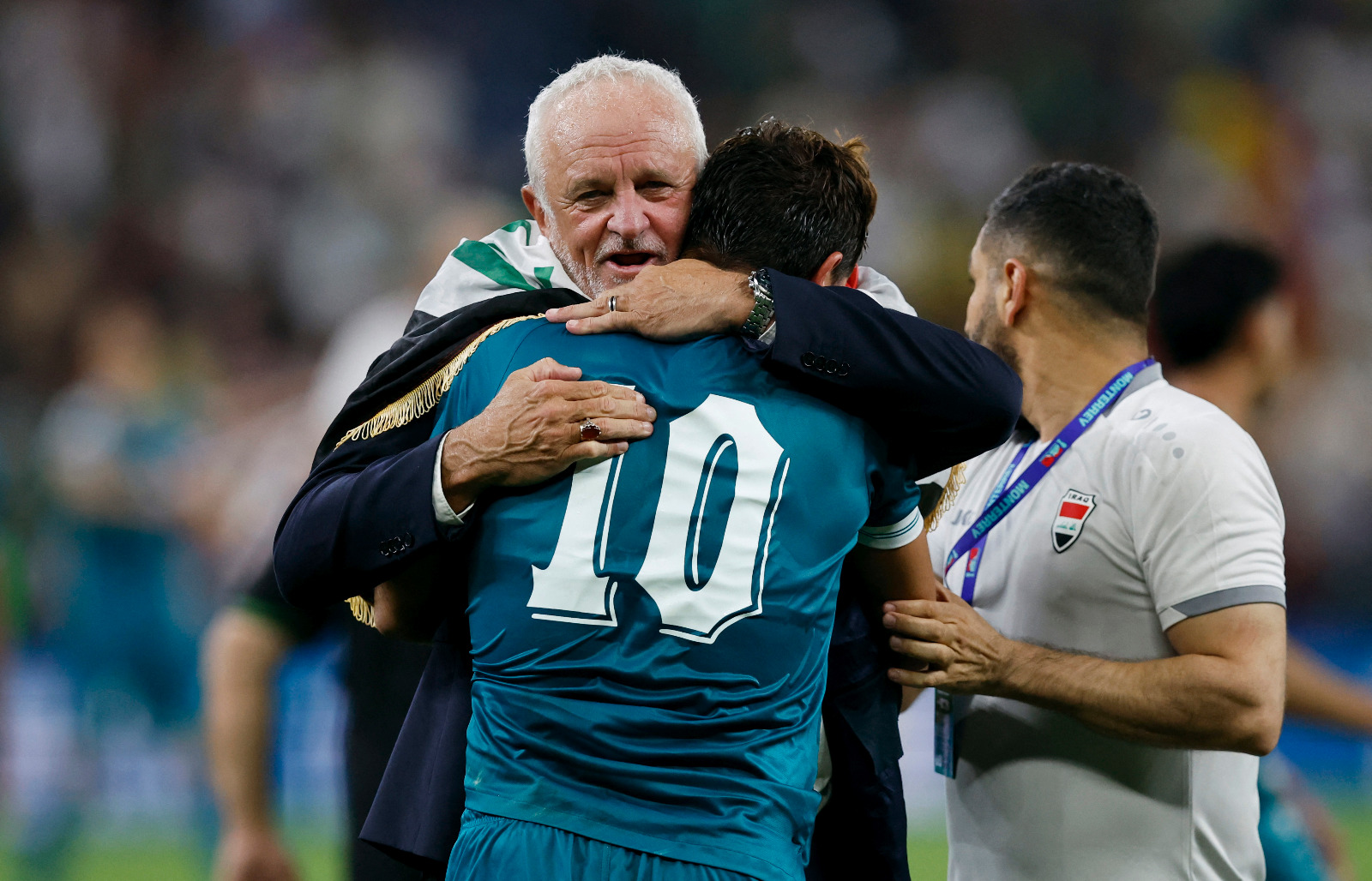 مدرب العراق غراهام أرنولد يحتفل مع مهند علي بعد الفوز على بوليفيا والتأهل لكأس العالم - 31 مارس 2026