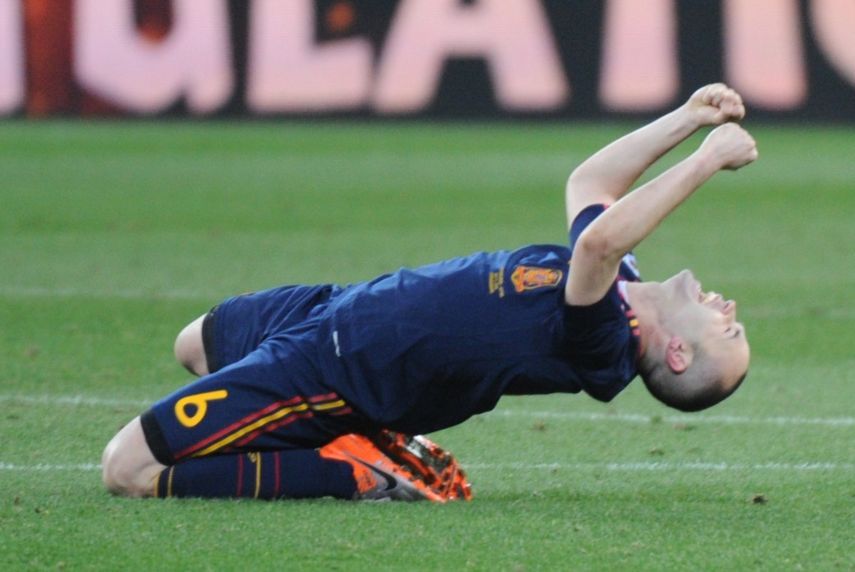 فرحة إنييستا بعد الفوز في نهائي المونديال 2010 - AFP