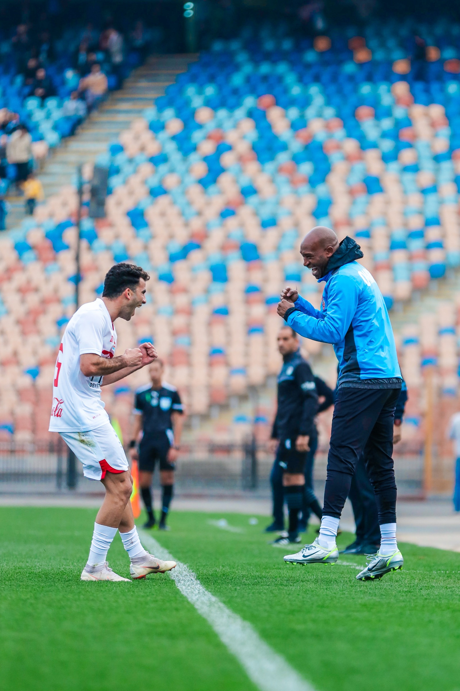 أحمد مصطفى 'زيزو' لاعب الزمالك يحتفل بهدفه أمام حرس الحدود مع القائد محمود عبد الرازق 'شيكابالا' - 16 يناير 2025