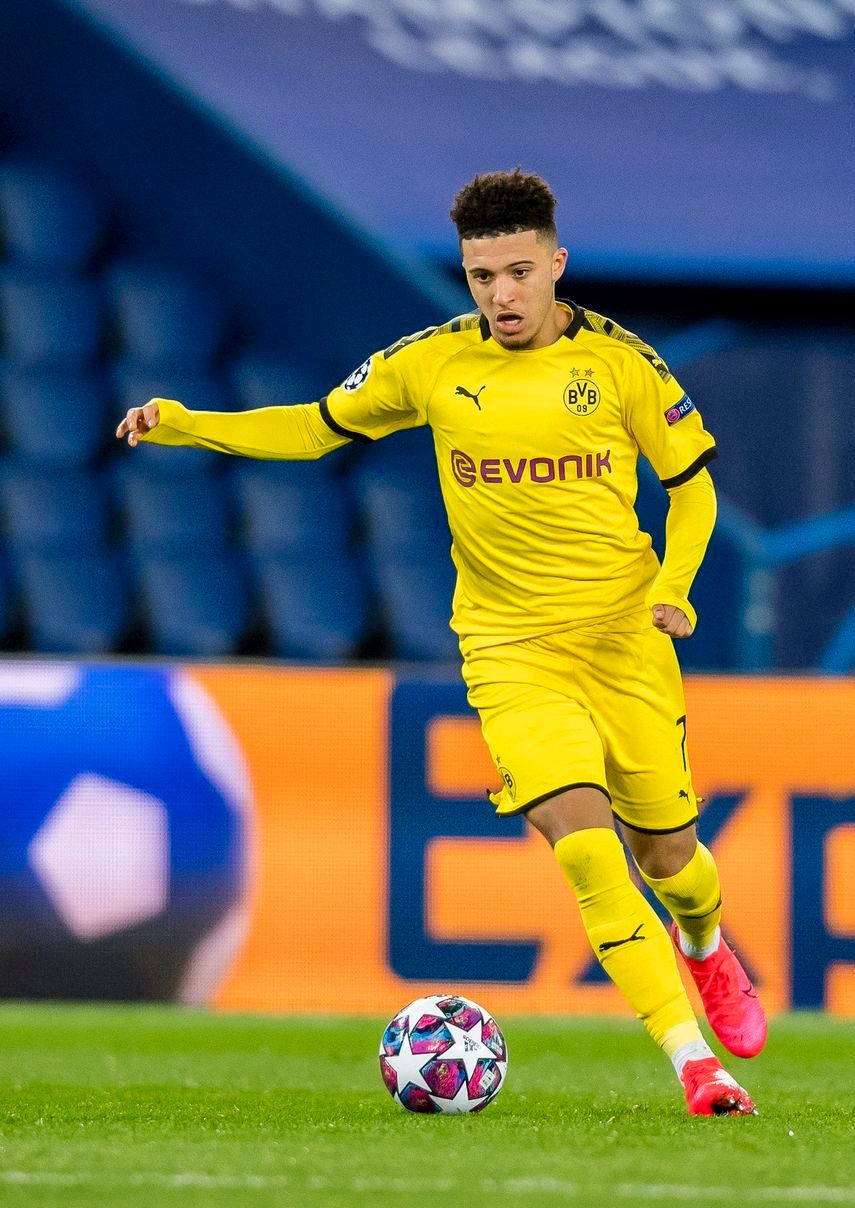 تظهر هذه الصورة التي تم التقاطها وإصدارها من قبل UEFA في 11 مارس 2020 ، لاعب خط الوسط الإنجليزي في دورتموند جادون سانشو وهو يركض بالكرة أثناء مباراة دور الـ16 في دوري أبطال أوروبا UEFA بين باريس سان جيرمان (PSG) وبوروسيا دورتموند في ملعب بارك دي برانس في باريس. - تقام المباراة خلف أبواب مغلقة بسبب انتشار COVID-19 ، الفيروس التاجي الجديد. (تصوير الكسندر سيموز / جيتي / الاتحاد الأوروبي لكرة القدم / وكالة الصحافة الفرنسية) / مقيدة للاستخدام التحريري - الاعتمادات الإلزامية 