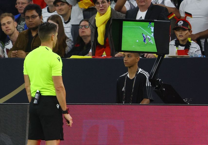 الحكم كارلوس ديل سيرو غراندي ينظر إلى شاشة حكم الفيديو المساعد قبل أن يمنح إنجلترا ركلة جزاء أمام ألمانيا في دوري الأمم الأوروبية - 7 يونيو 2022 - REUTERS