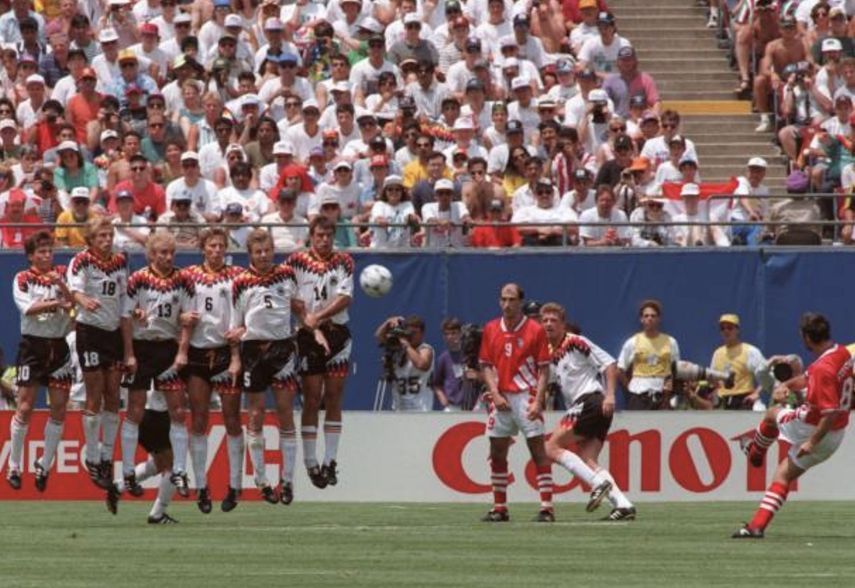 خريستو ستويتشكوف يسجل هدف فوز بلغاريا على ألمانيا في ربع نهائي مونديال 1994