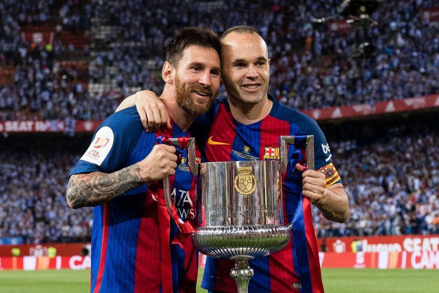 أندريس إنييستا يحتفل مع ليونيل ميسي بعد التتويج بكأس ملك إسبانيا - 27 مايو 2017