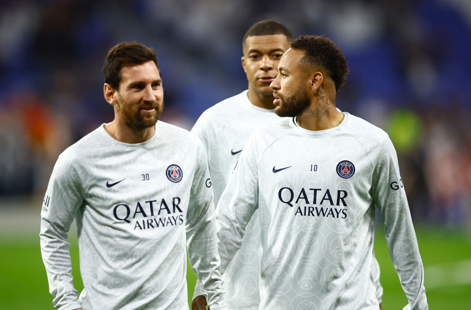 نيمار وكيليان مبابي وليونيل ميسي خلال الإحماء قبل مباراة بين باريس سان جيرمان وأولمبيك ليون - 18 سبتمبر 2022