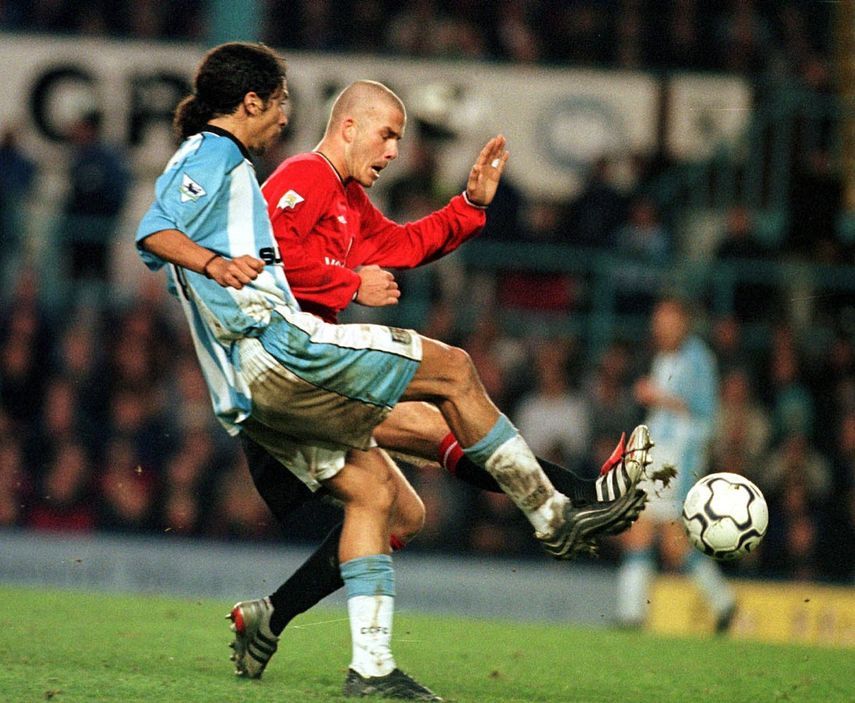 يوسف شيبو في مواجهة مانشستر يونايتد الإنجليزي - AFP