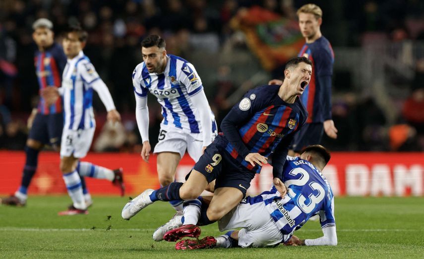 روبرت ليفاندوفسكي يتعرض لعرقلة من برايس مينديز في مباراة برشلونة وسوسيداد بكأس ملك إسبانيا