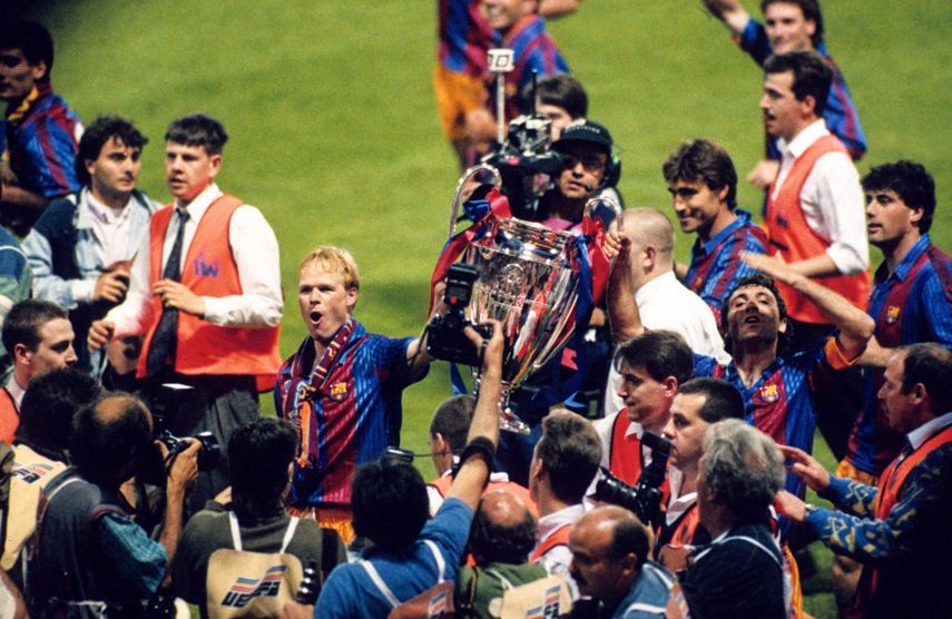 رونالد كومان يحمل كأس دوري أبطال أوروبا ويحتفل مع زملائه في برشلونة بعد الفوز باللقب في عام 1992
