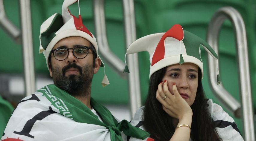 حزن مشجعة إيران بعد الخروج من كأس العالم 2022 على يد أميركا