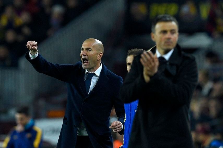 مدرب ريال مدريد زين الدين زيدان يعطي تعليماته للاعبيه وإلى جانبه مدرب برشلونة لويس أنريكيه - AFP
