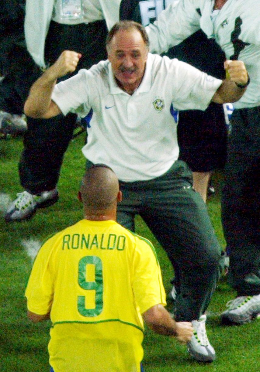 مدرب المنتخب البرازيلي لويس فيليبي سكولاري ورونالدو بعد الفوز على ألمانيا في نهائي مونديال كوريا واليابان - 30 يونيو 2002
