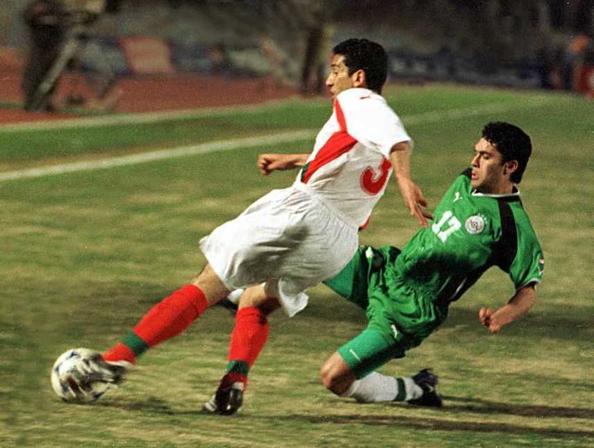 لاعب منتخب مصر أحمد حسن يتدخل على المغربي عبد الكريم الحضريوي في مواجهة مصر والمغرب 2001 - REUTERS