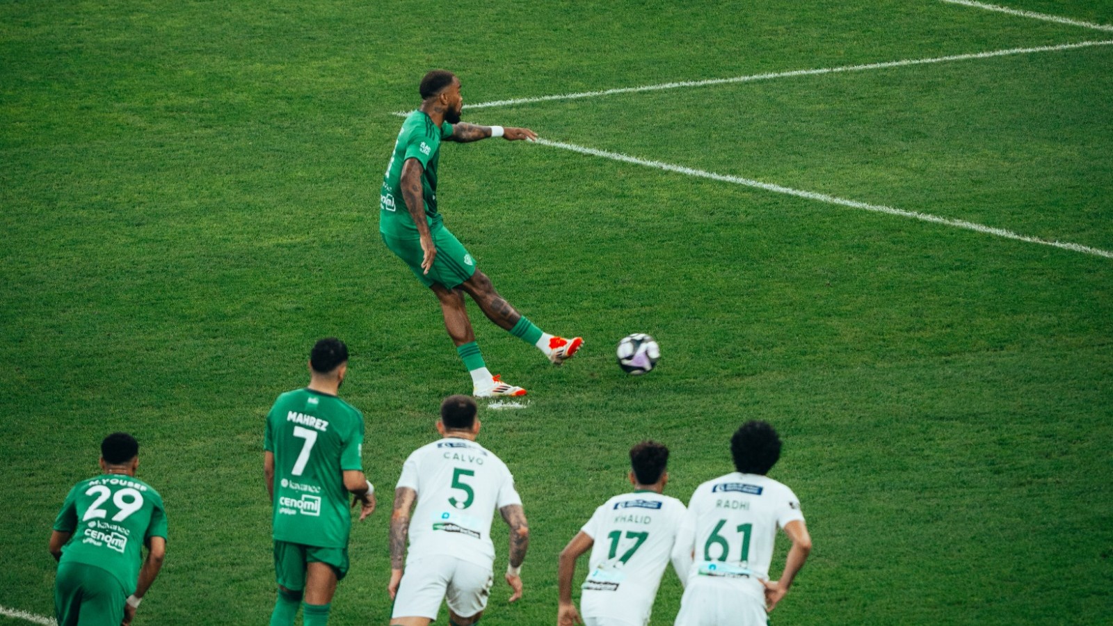 التشكيلة المثالية للجولة في روشن.. 2 من النصر و1 من الهلال 