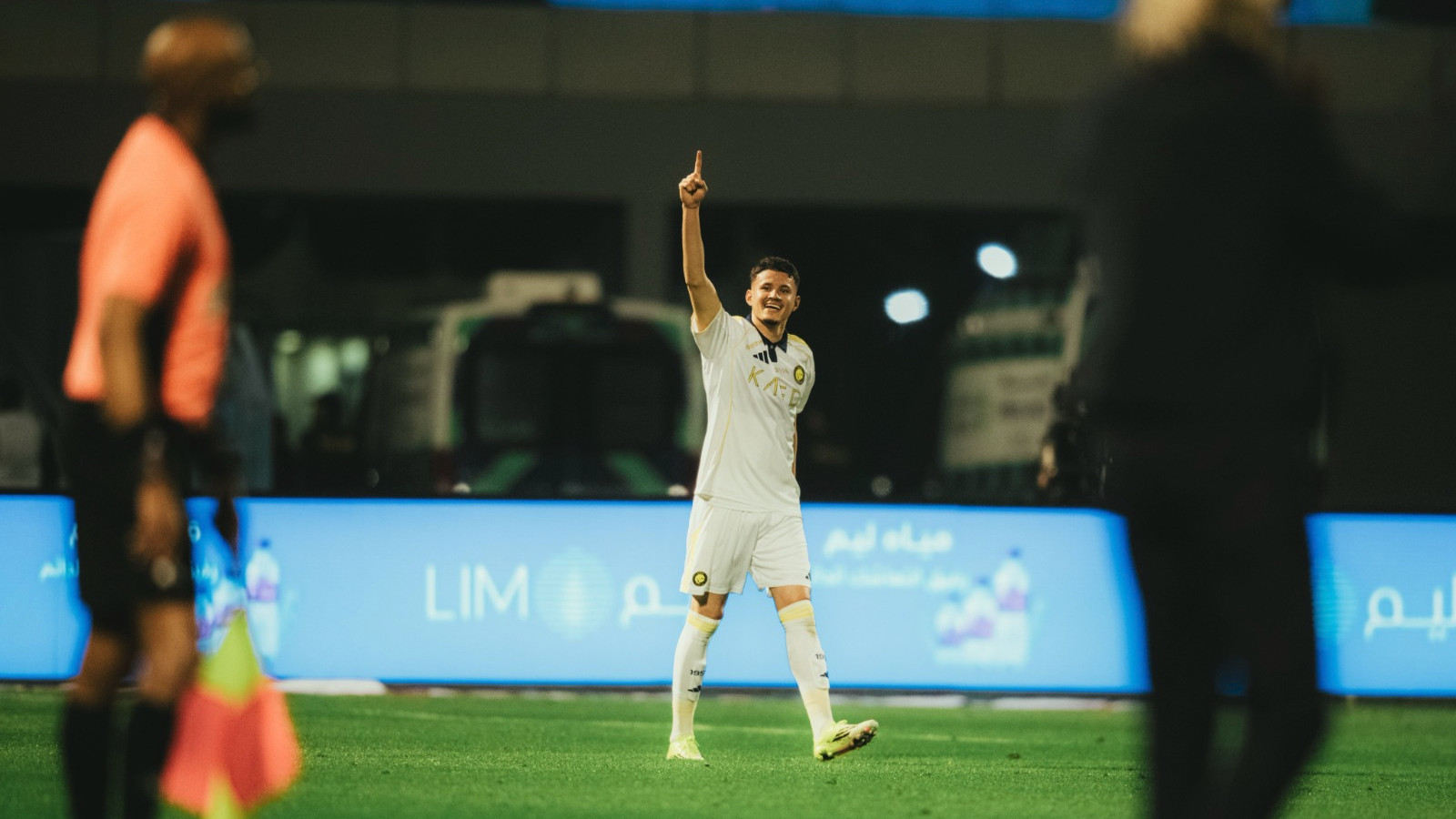 النصر يتقدّم على الخليج في الشوط الأول بهدف عبد الله الحمدان 