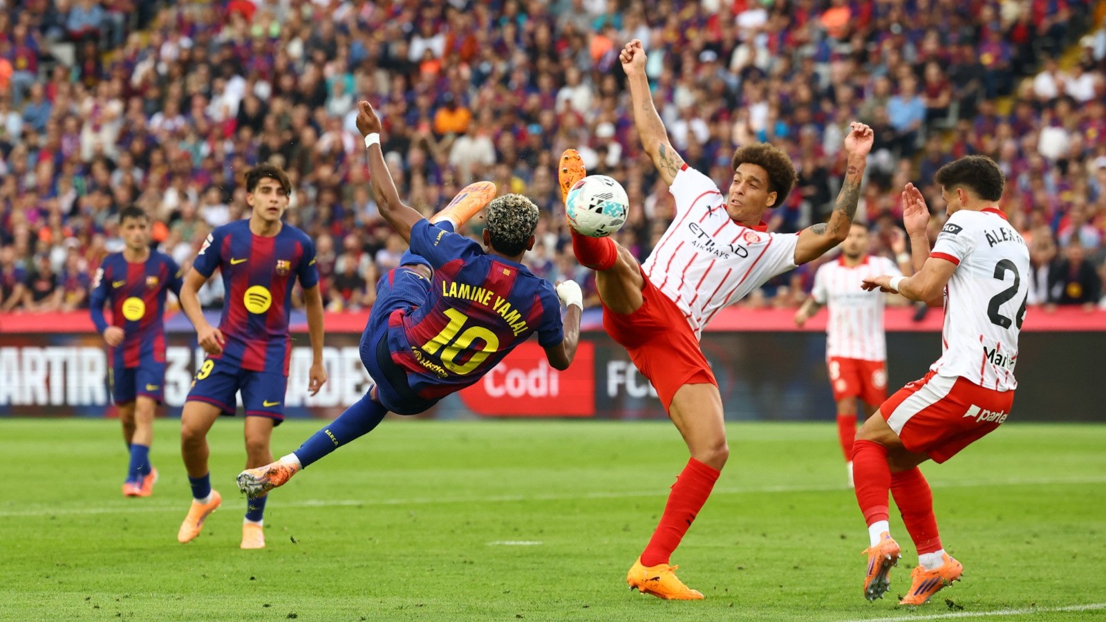 برشلونة يصعق جيرونا بهدف "المهاجم" أراوخو وينتزع قمة الليغا 
