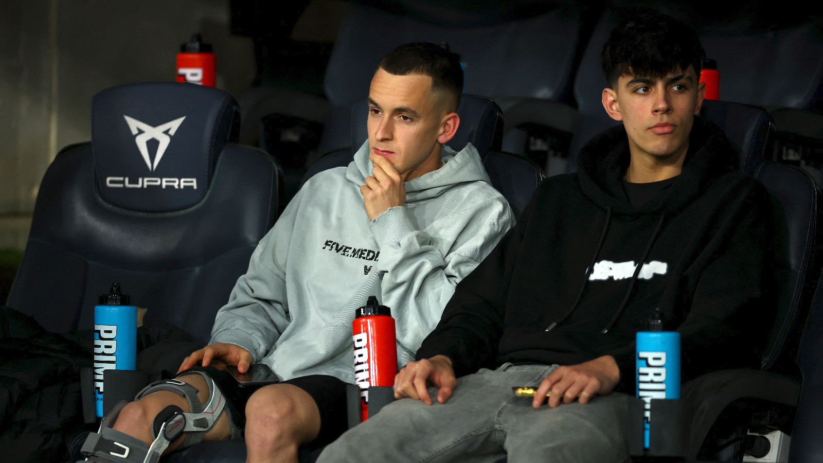 لاعب وسط مطلوب من الهلال السعودي قد يرحل عن برشلونة 