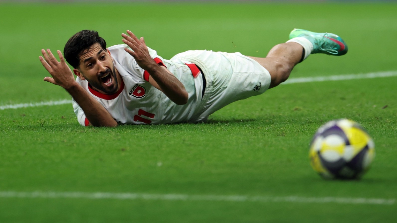 نجم الأردن يخرج من حسابات "الاتفاق" بعد إصابته بالرباط الصليبي 