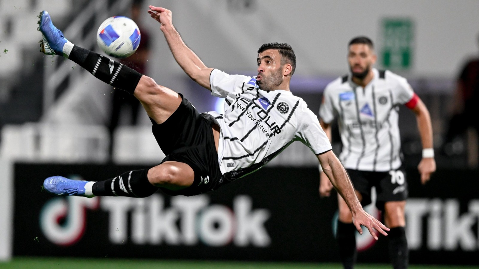 13 هدفاً وسداسية تاريخية لحمد الله في فوز الشباب على حضرموت 