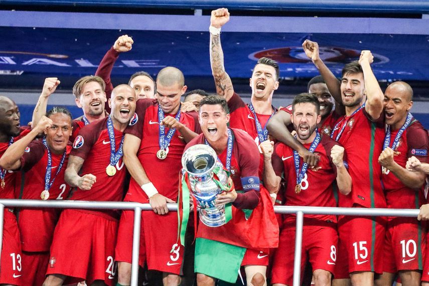 كريستيانو رونالدو يرفع كأس بطولة أوروبا 2016 بعد الفوز على فرنسا في النهائي - 10 يوليو 2016