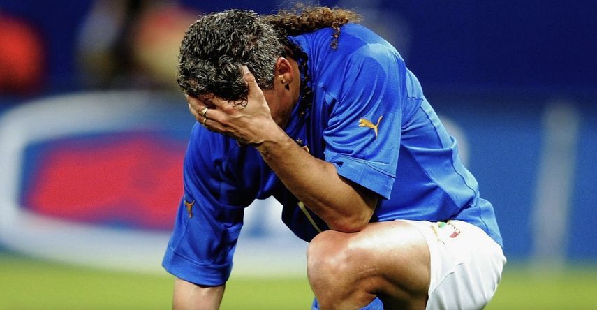 روبرتو باجيو يبكي بعد اجباره على اعتزال اللعب الدولي عام 2004