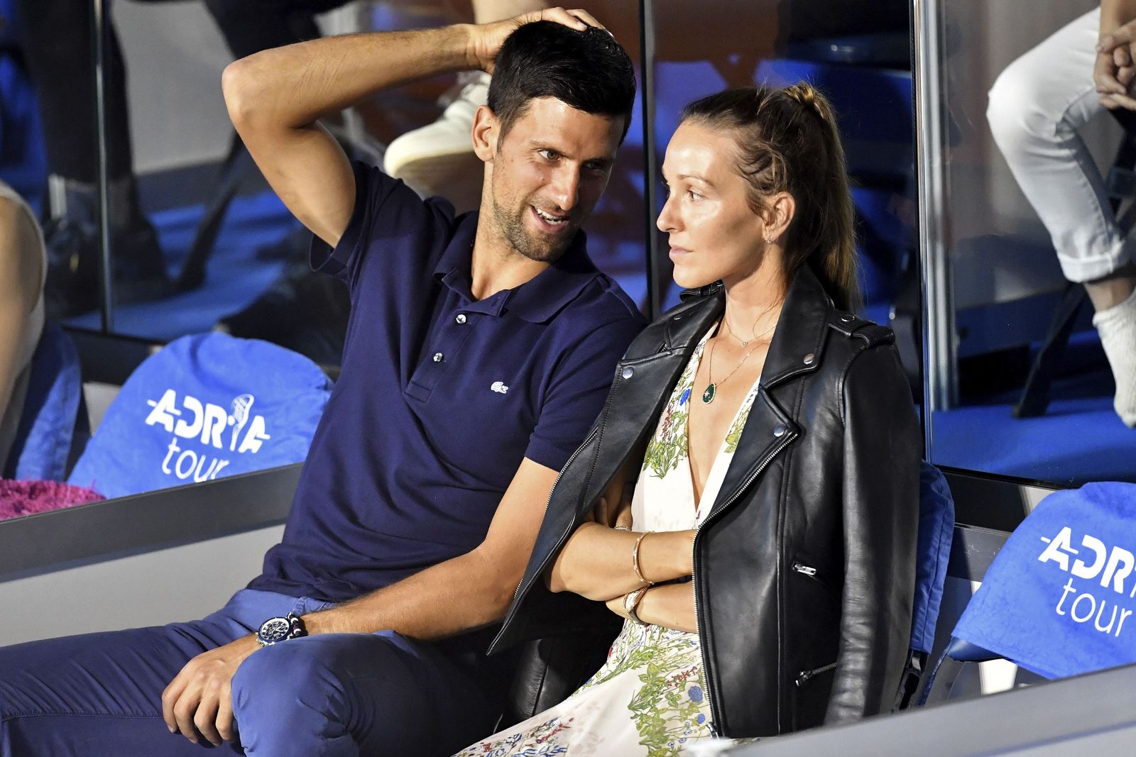لاعب التنس الصربي نوفاك دجوكوفيتش (يسار) يتحدث إلى زوجته جيلينا خلال إحدى مباريات بطولة التنس الخيرية في البلقان. 14 يونيو 2020. 