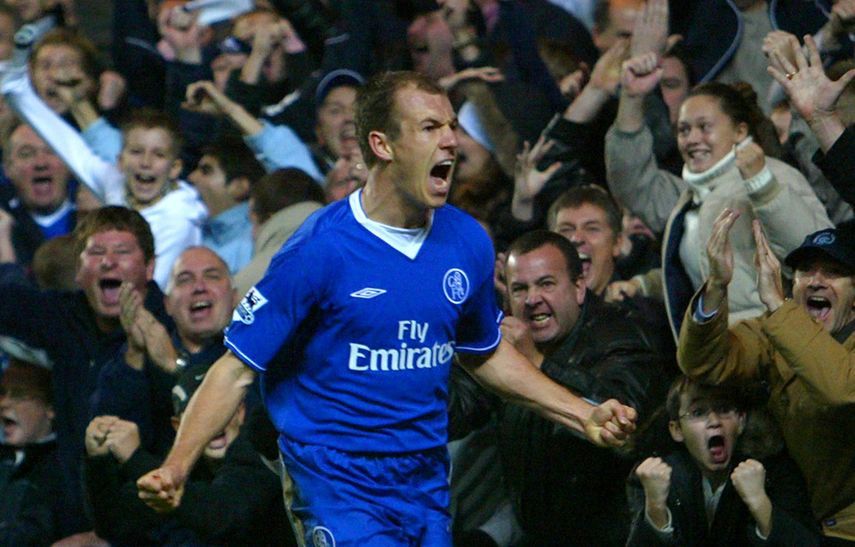 لاعب تشيلسي آريين روبن يحتفل بعد تسجيله هدفاً في شباك إيفرتون