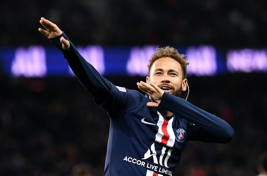 إحتفال المهاجم البرازيلي نيمار بعد تسجيله احد الأهداف لصالح باريس سان جيرمان  - AFP