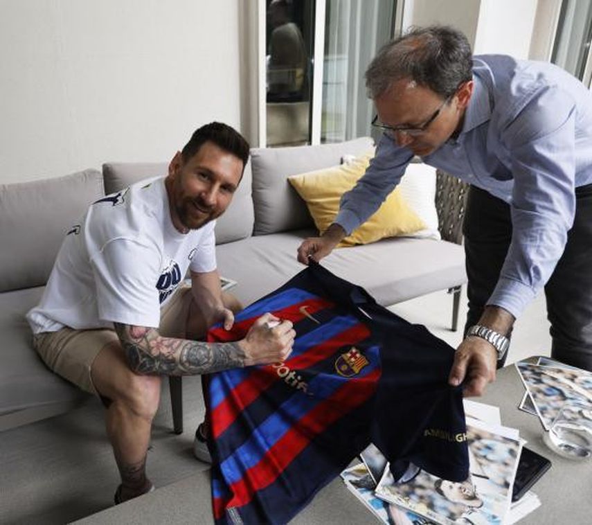 ميسي يوقع على قميص برشلونة خلال المقابلة الصحفية مع صحيفتي موندو ديبورتيفو وسبورت  - 7 يونيو 2023