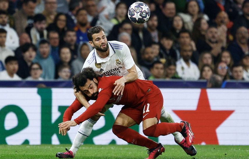 ناتشو فيرنانديز ومحمد صلاح في مباراة ريال مدريد وليفربول إياب دوري أبطال أوروبا 2023