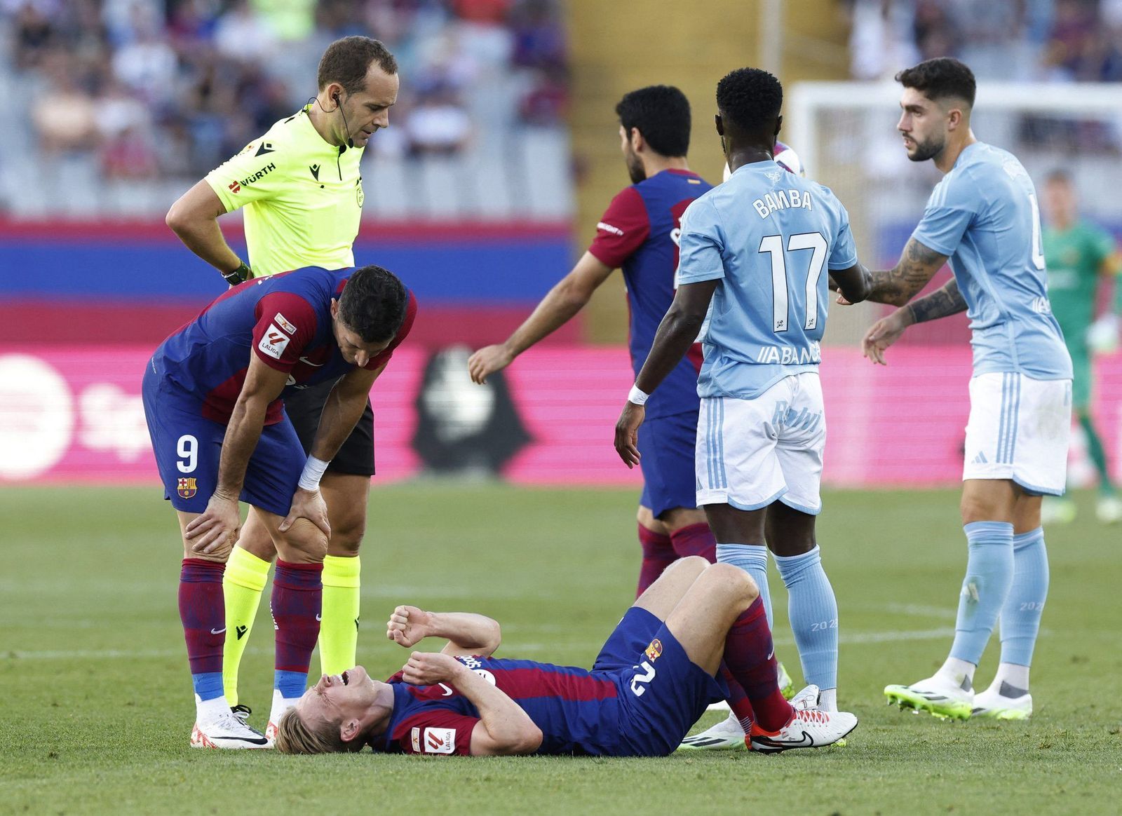 لحظة إصابة فرينكي دي يونغ لاعب برشلونة خلال مباراة سيلتا فيغو في الدوري الإسباني - 23 سبتمبر 2023