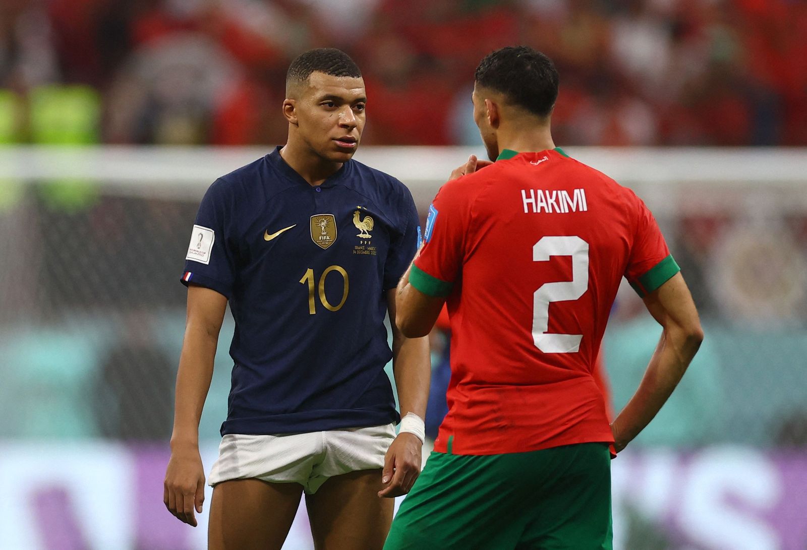 مبابي مع حكيمي بعد لقاء فرنسا والمغرب بالمونديال- 14 ديسمبر 2022